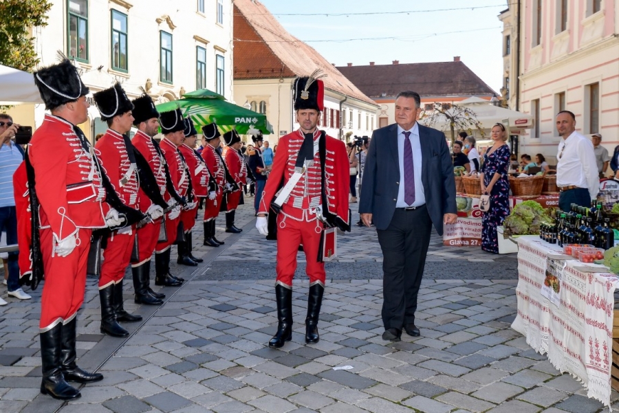 Husarska garda i Varaždinska građanska garda postrojili se u čast Varaždinske županije