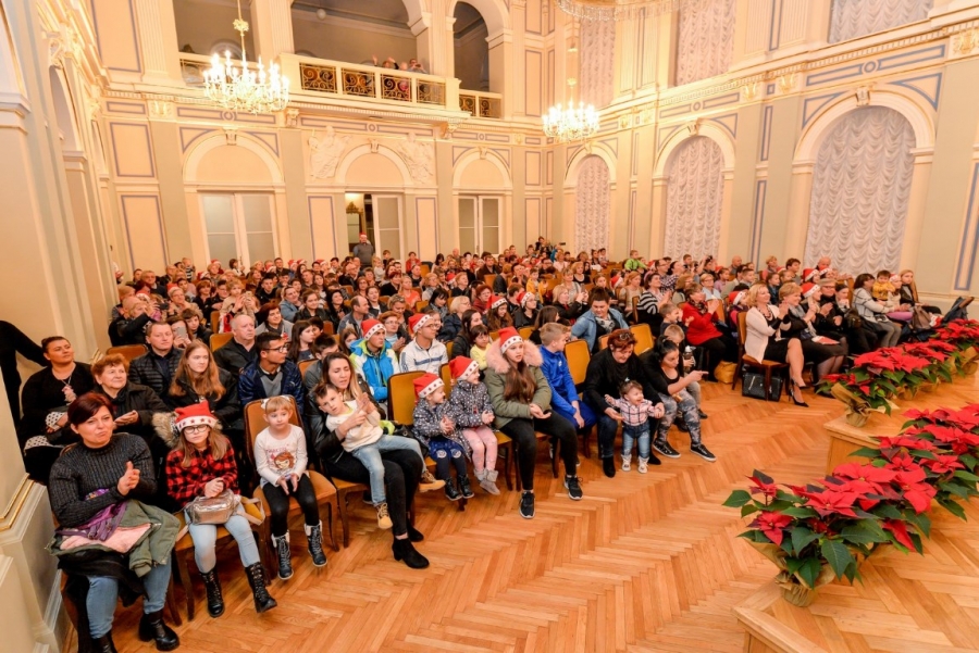 Priređen prijem za Udomiteljske obitelji, pokloni financirani iz županovog osobnog fonda