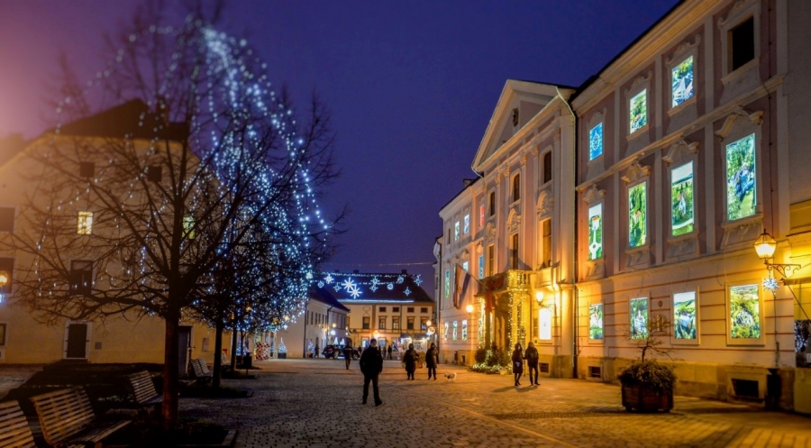 Jedinstveni adventski kalendar na Županijskoj palači na Franjevačkom trgu: &bdquo;posjetite&ldquo; 24 dvorca, utvrde i kurije