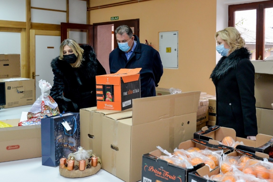 Županija darivala udomiteljske obitelji, mali&scaron;ane slatkim paketima, župan Radimir Čačić : &ldquo; Nikad nije bilo važnije i ljep&scaron;e pomagati nego u ovo doba"