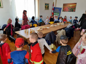 Male ma&scaron;kare iz dječjeg vrtića ''Zeko'' iz Trnovca sa svojim odgajateljicama posjetile su Općinu i načelnicu Vericu Vitković