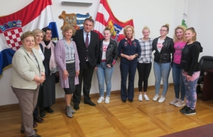 Priređen prijem za sestre Majhen, župan iz svog osobnog fonda potpomogao obnovu njihove kuće