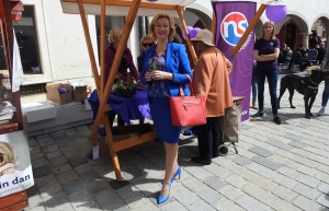 Reformisti Gradske organizacije Varaždin podijelili su građanima na Franjevačkom trgu lončanice cvijeća i druge prigodne poklone