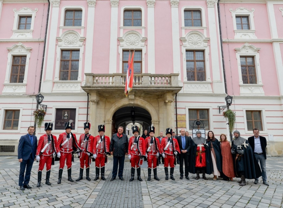 U atriju Županijske palače predstavljena skulptura &bdquo;Sissi&ldquo; akademskog slikara Nenada Opačića, a ispred Županijske palače postrojila se Husarska garda u čast župana