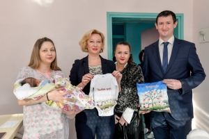 Gabriel Evačić prva beba rođena u 2020. godini, predstavnici Županije je posjetili i darivali